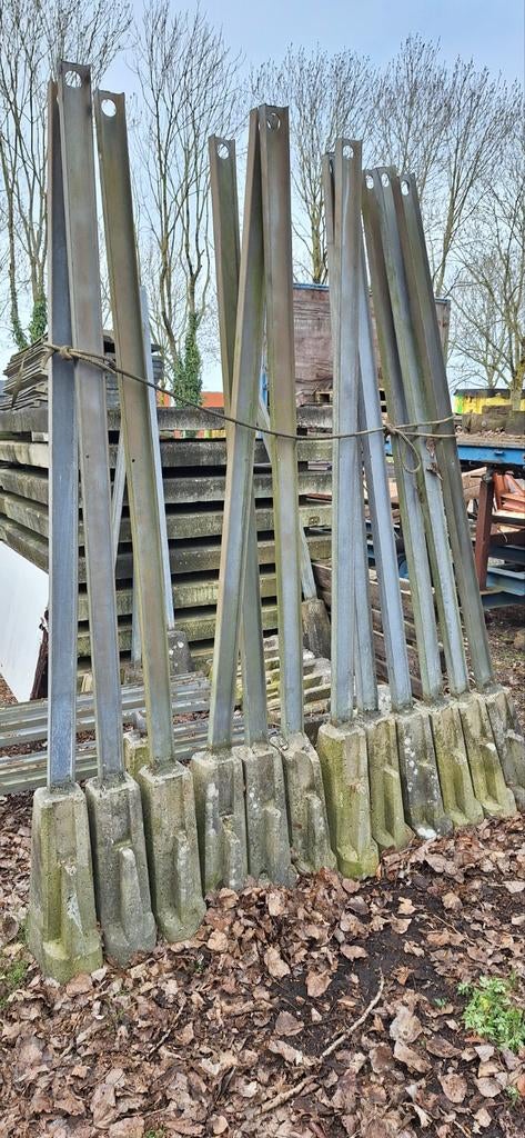 Hekwerkpalen met Betonnen voet ., Tuin en Terras, Ophalen of Verzenden, 250 cm of meer, Palen