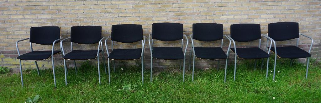 7 zwarte stapelbare stoelen vergaderstoelen kantinestoelen