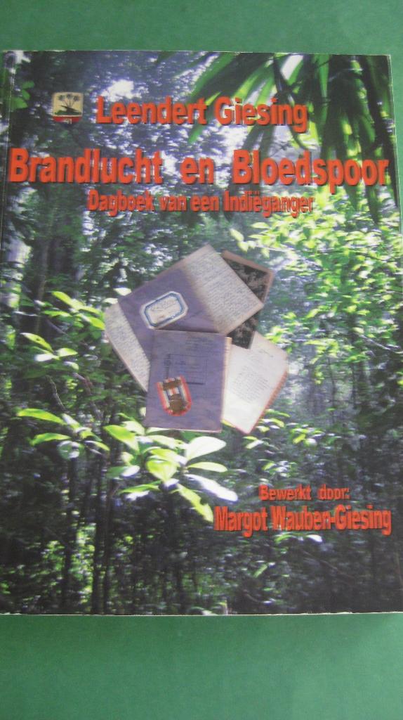Leendert Giesing – Brandlucht en bloedspoor, Boeken, Oorlog en Militair, Ophalen of Verzenden, Zo goed als nieuw, Landmacht, 1945 tot heden