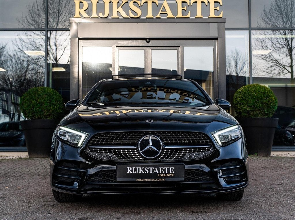 Mercedes A-klasse A250e AMG|PANO|18''|BURMESTER|SFEERVERL., Auto's, Mercedes-Benz, Gebruikt, 4 cilinders, Alcantara, Zwart