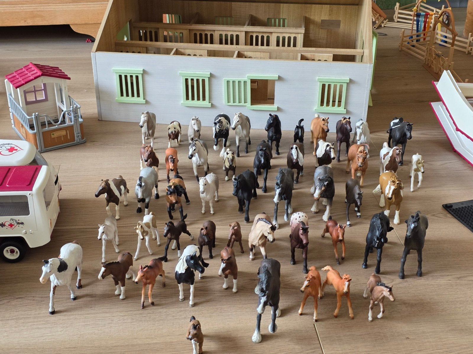 Schleich Caravan en Paardenstal met veel accessoires, Ophalen of Verzenden, Zo goed als nieuw, Jongen of Meisje
