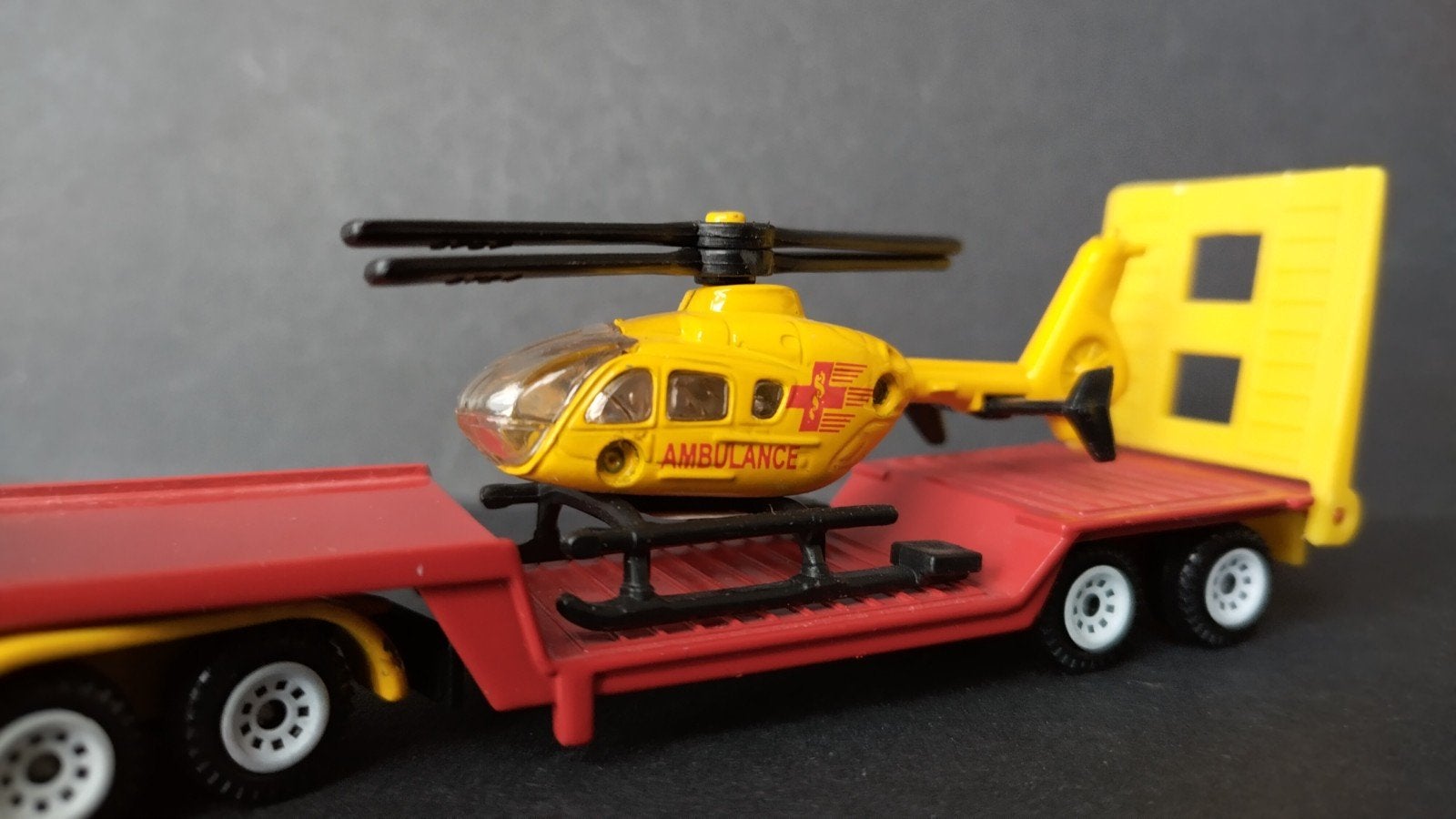 Scania Torpedo met heli Siku Pol, Verzenden, Zo goed als nieuw, Bus of Vrachtwagen, Siku