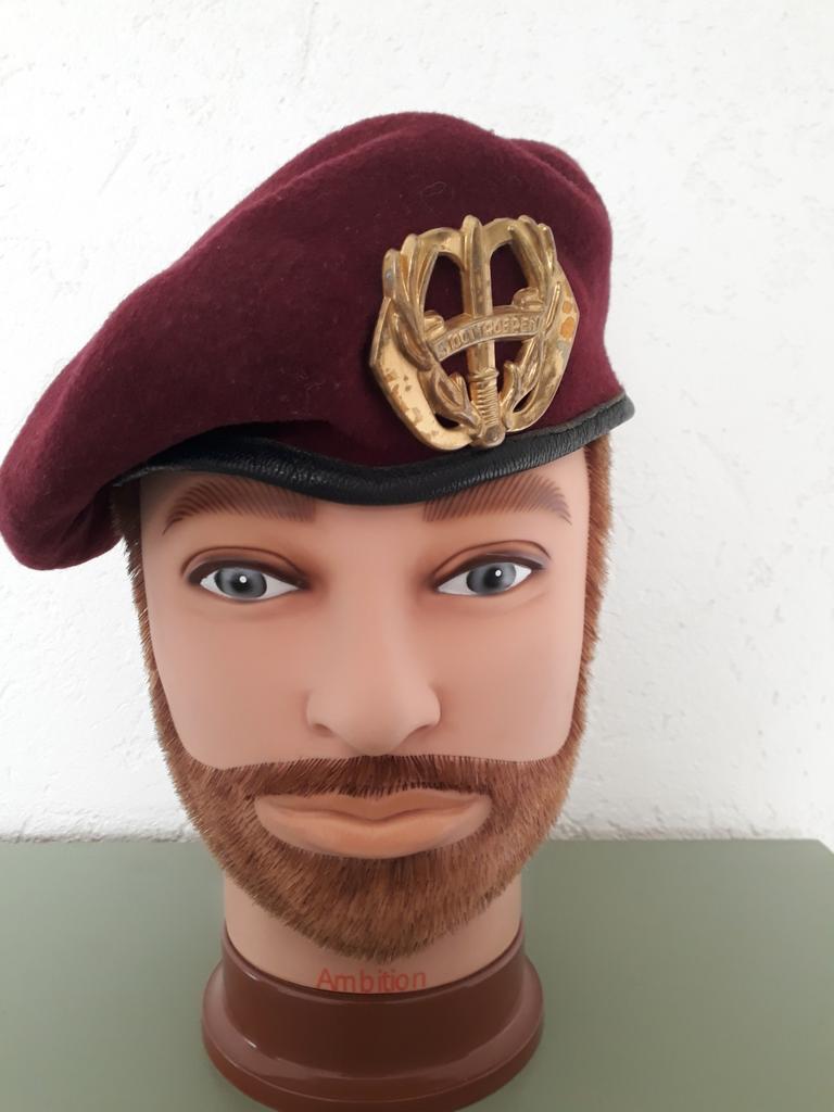 Rode Baret Stoottroepen, kangol 1992.1e serie. Maat 62., Verzamelen, Ophalen of Verzenden, Landmacht, Nederland, Helm of Baret