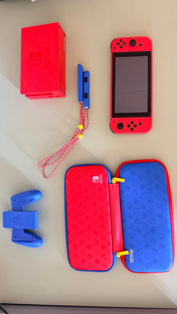 Nintendo Switch (rood) met accessoires en hoes, Spelcomputers en Games, Spelcomputers | Nintendo Switch, Ophalen of Verzenden