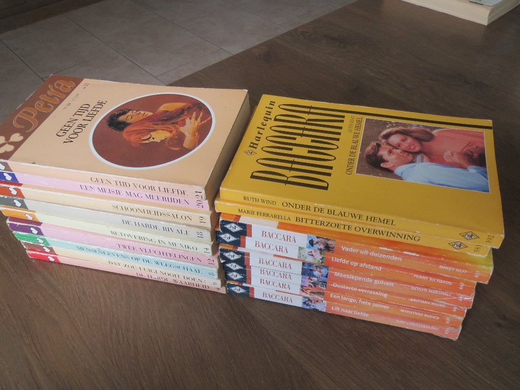 9 stuks petra romans en 8 stuks baccara romans, Boeken, Ophalen of Verzenden, Gelezen
