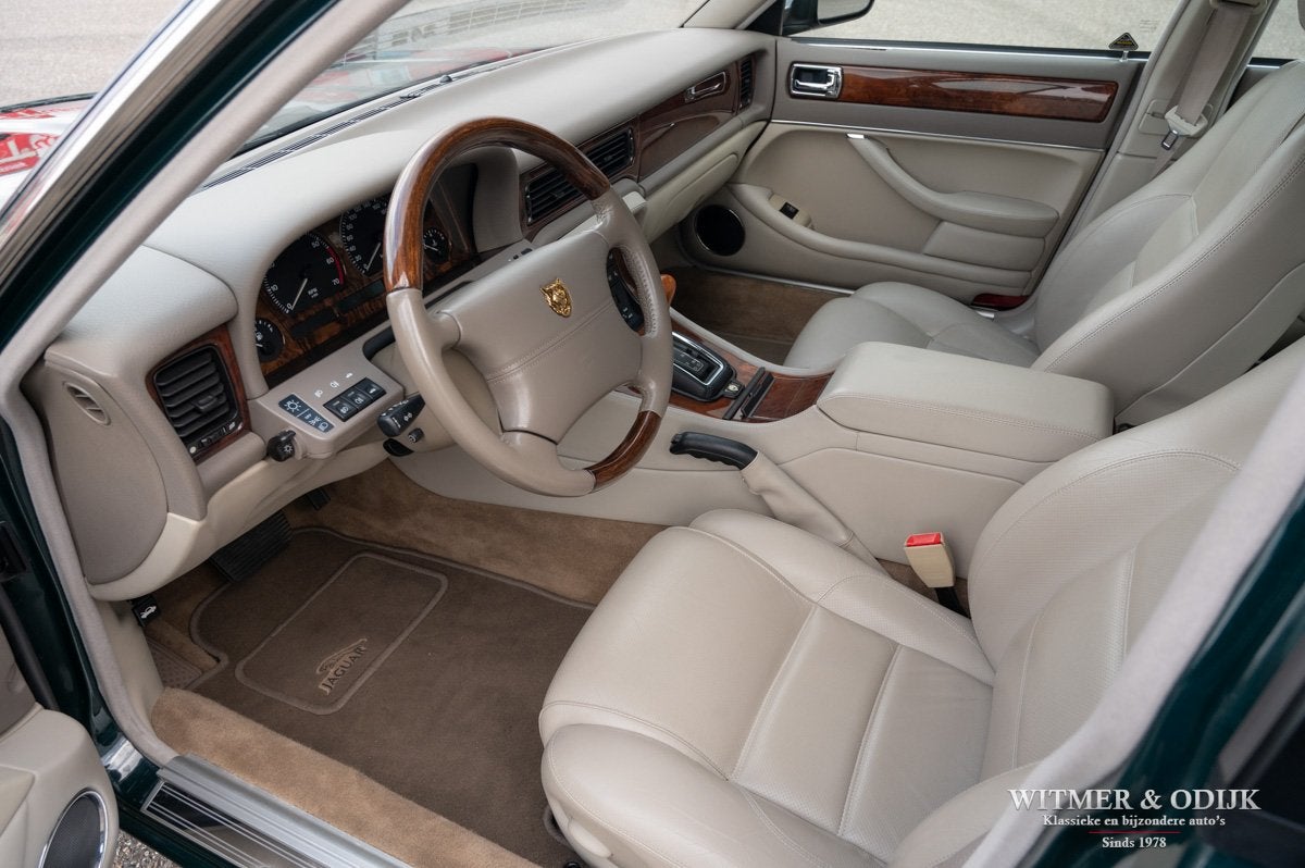 Jaguar XJ 3.2 Executive Blijvend bijtellingsvriendelijk, Auto's, Automaat, Dealer onderhouden, Achterwielaandrijving, Beige
