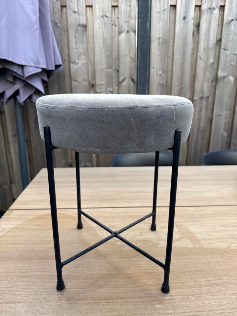 Klein grijs velours krukje met zwart frame van Jysk, Ophalen, Zo goed als nieuw, Overige materialen
