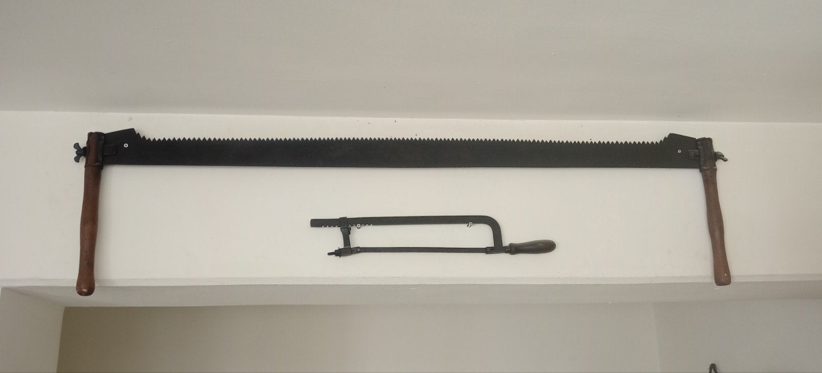 Antieke trekzaag en beugelzaag - Decoratieve set, Ophalen of Verzenden