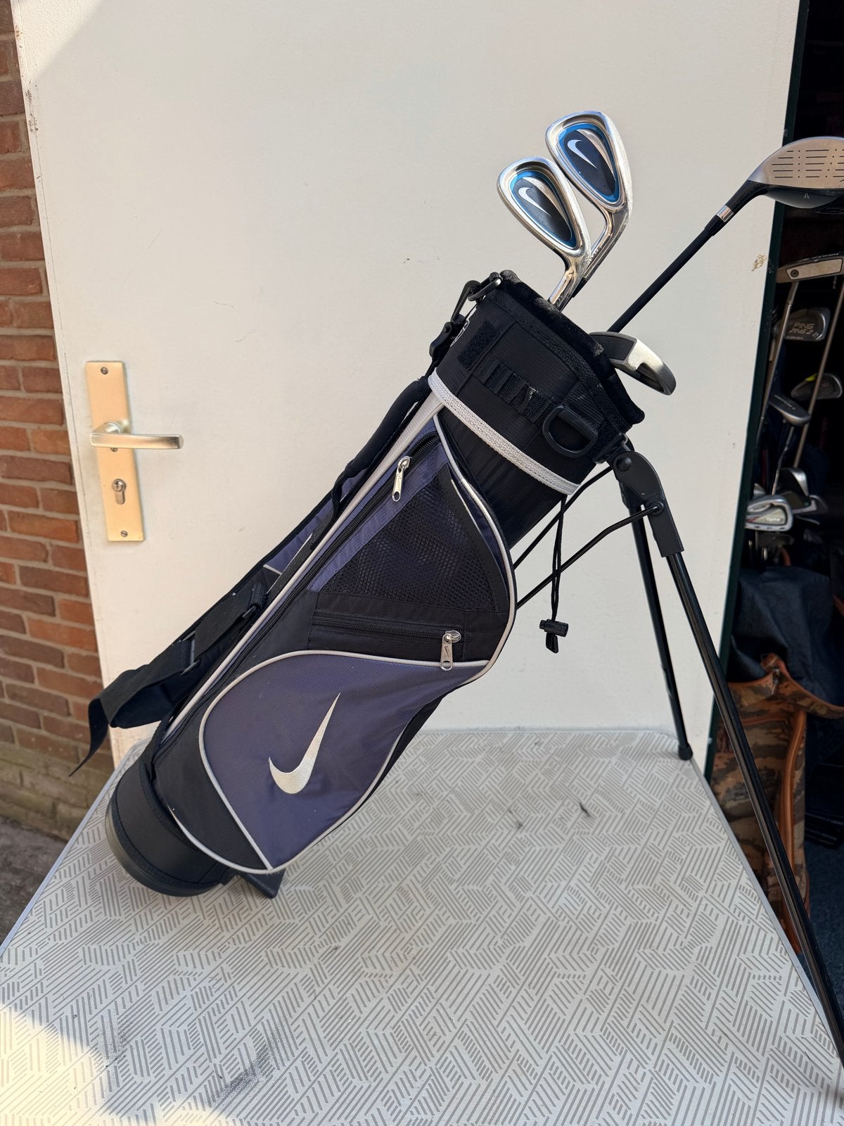 Nike junior golfset: 2 ijzers, putter, wedge en tas, Ophalen of Verzenden, Zo goed als nieuw, Set, Overige merken