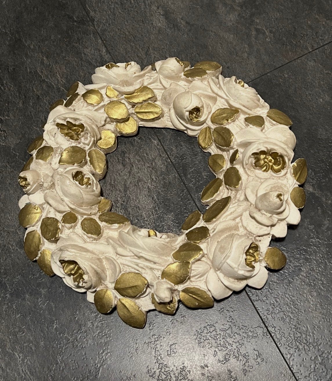 Witte met messing krans voor aan het muur/schoorsteen., Ophalen, Zo goed als nieuw