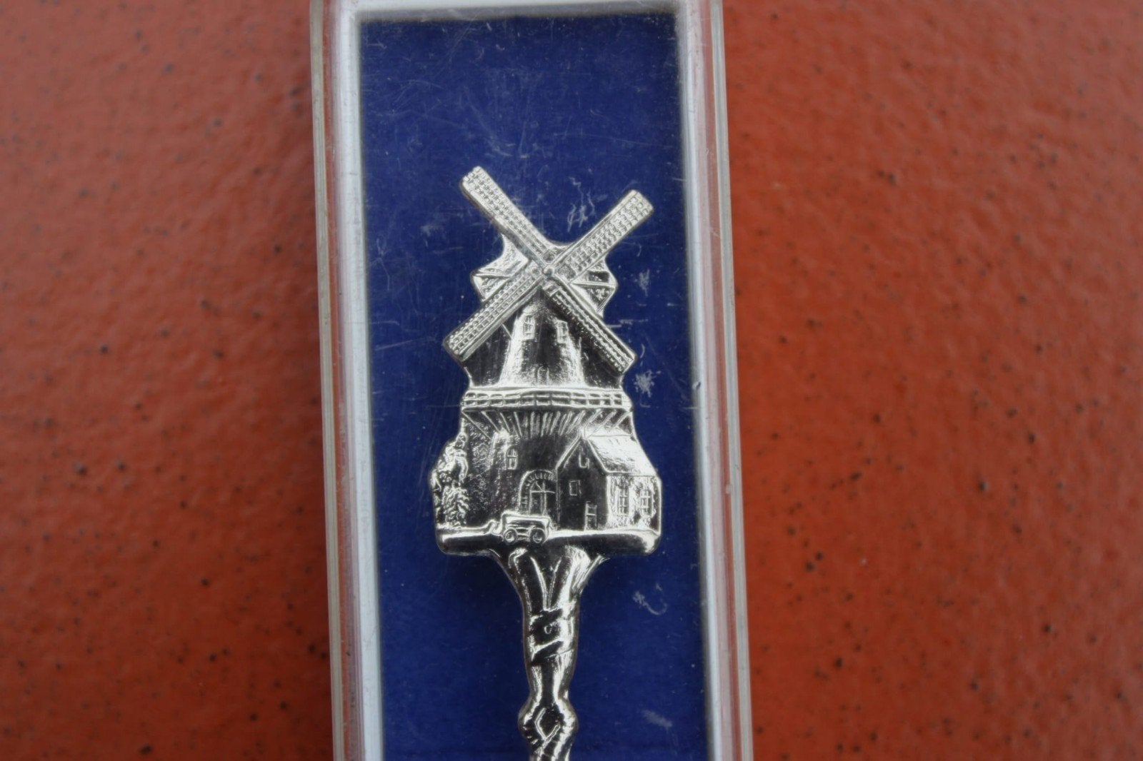 Zilverkleurige souvenirlepel met molenmotief, Antiek en Kunst, Ophalen of Verzenden