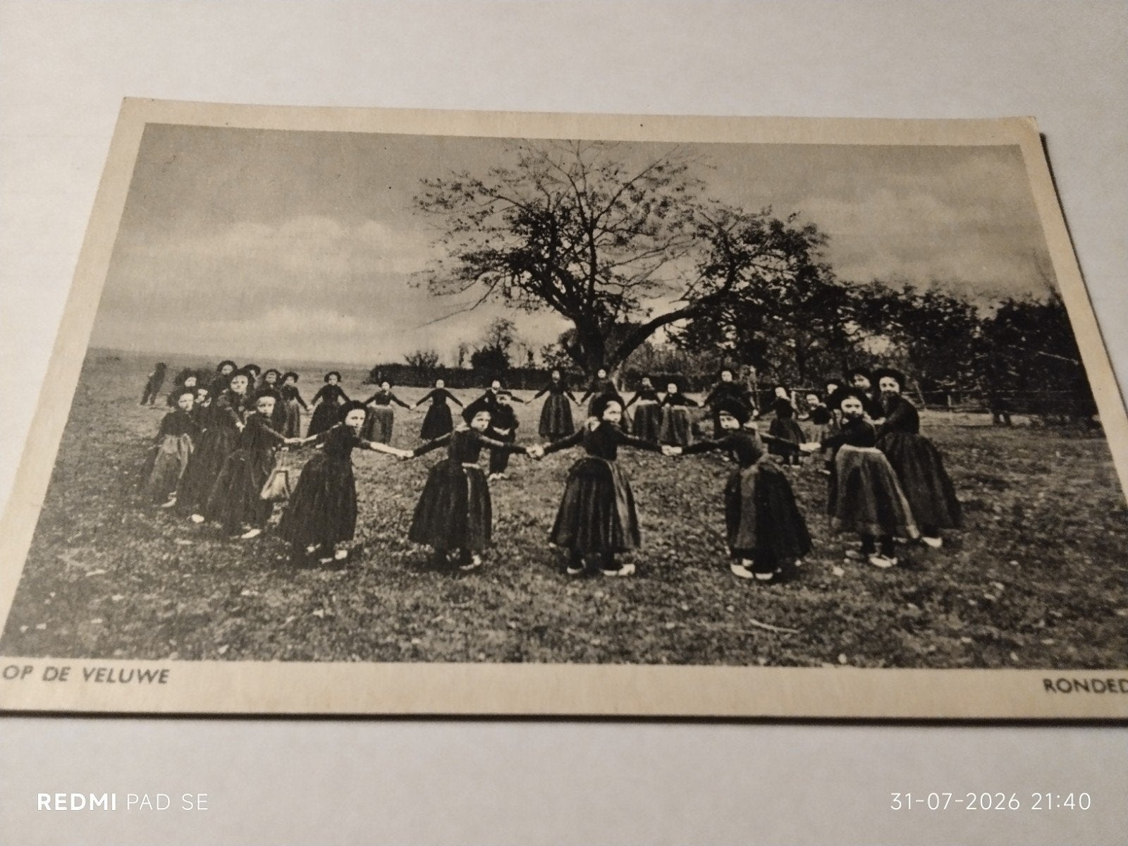 Oude ansichtkaart 'Op de Veluwe' - Rondedans Nunspeet 1947, Ophalen of Verzenden, 1940 tot 1960, Gelderland