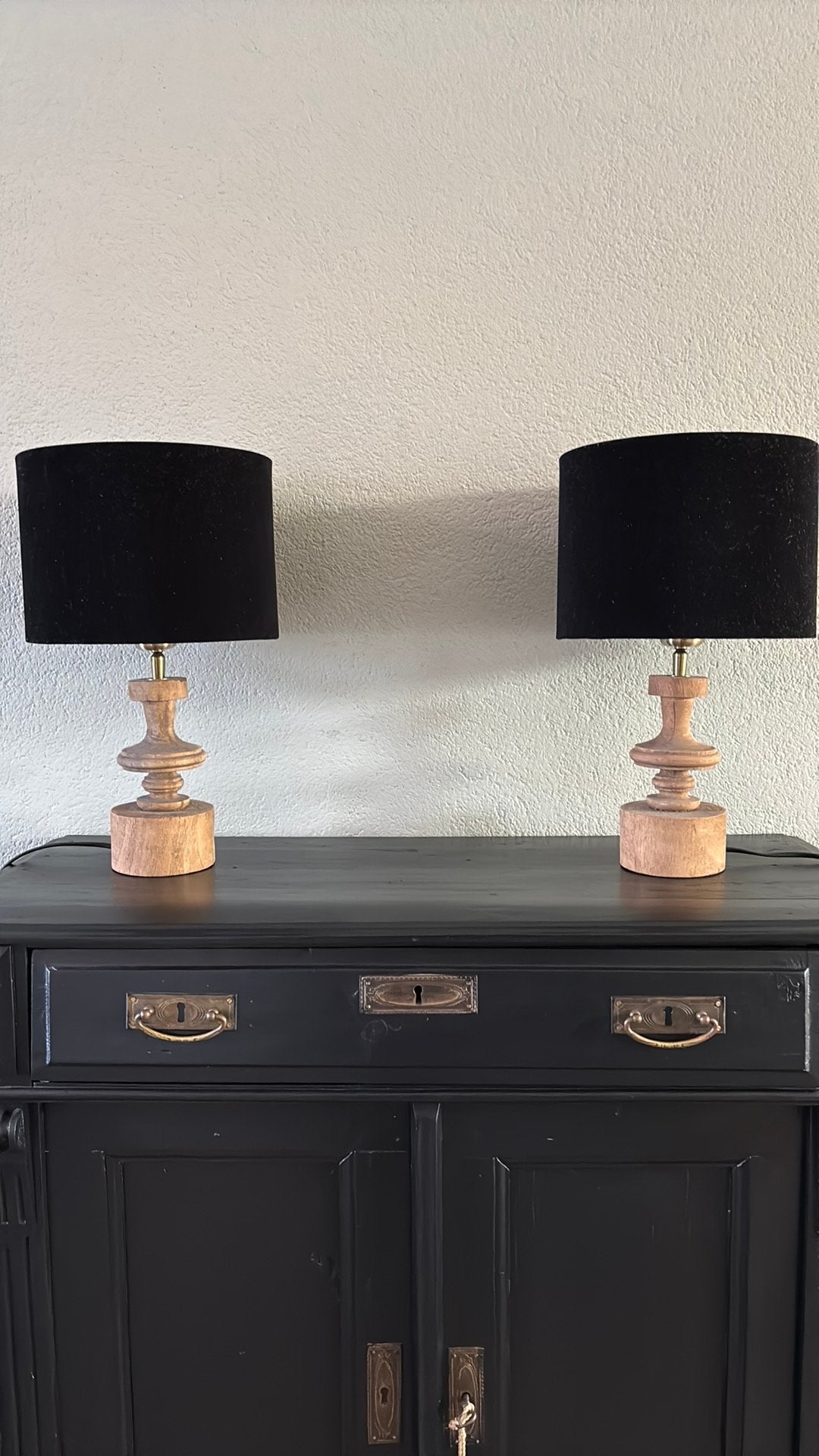 2 houten tafellampen met zwart velvet kap., Zwart, Ophalen of Verzenden, Zo goed als nieuw
