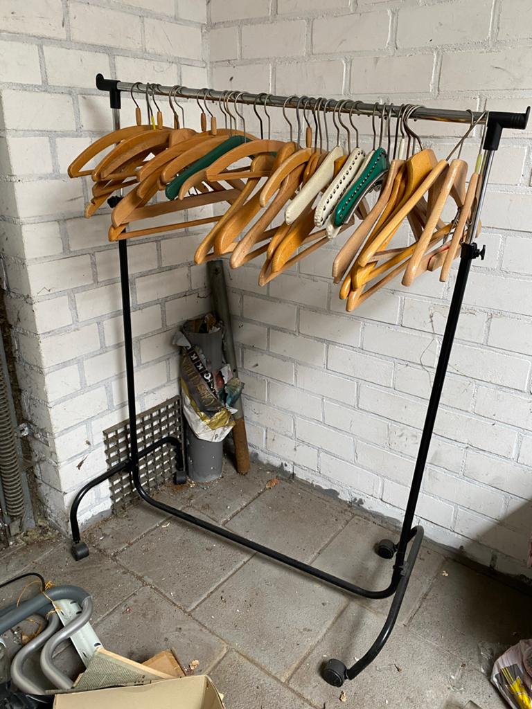 Kledingrek met wielen en houten hangers, Kleding | Dames, Kledingrekken, Ophalen of Verzenden, Met wielen, Gebruikt