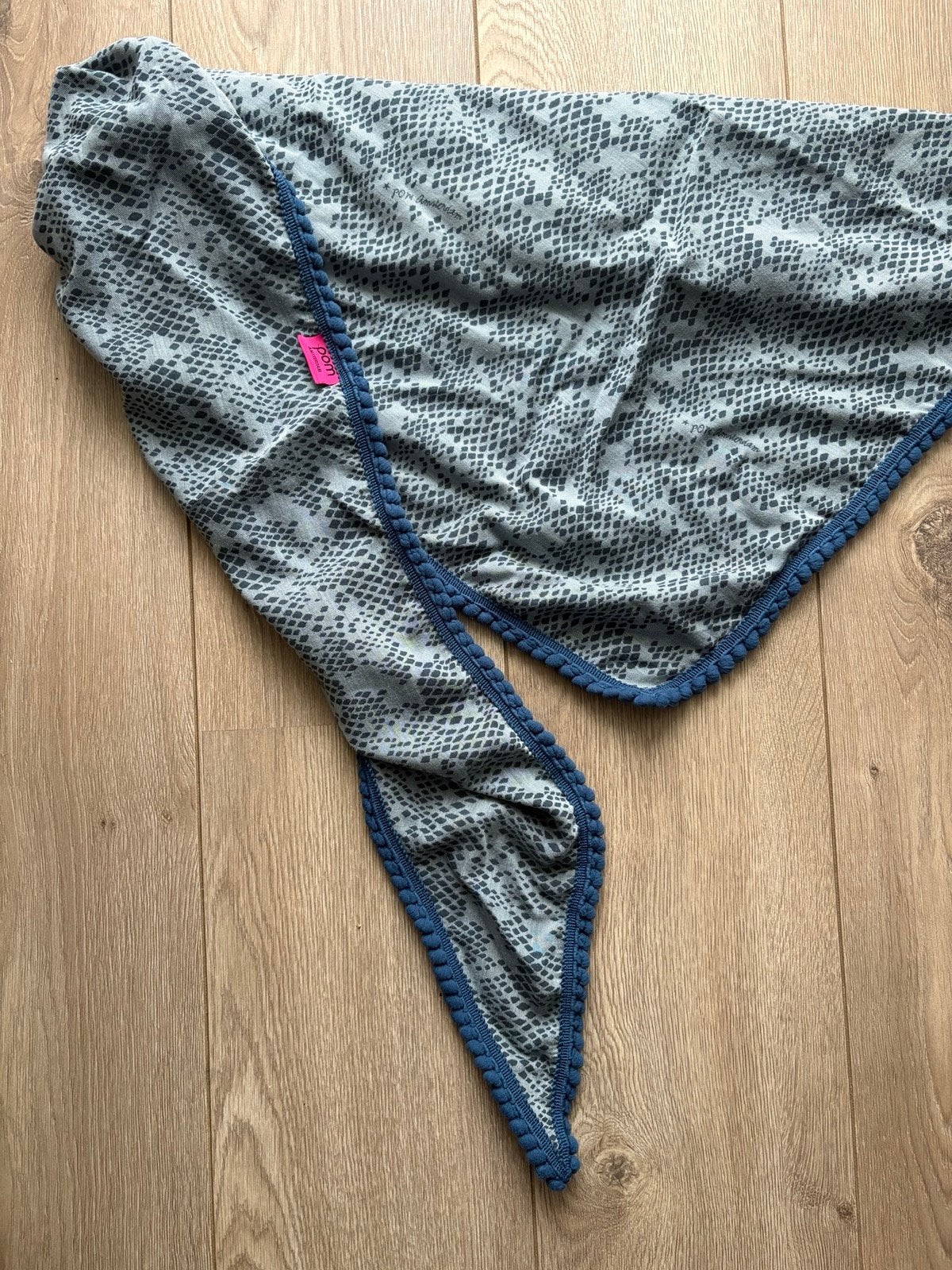 POM A’dam - Driekantige sjaal met slangenprint en pompons, Ophalen, Zo goed als nieuw, Maat 38/40 (M), Sjaal