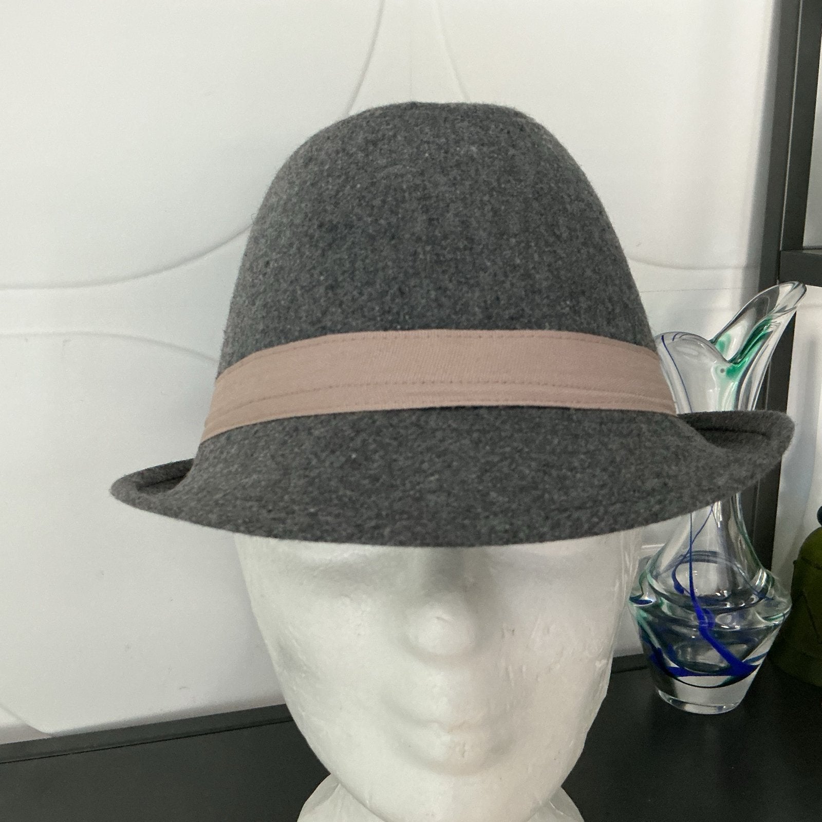 Grijze vilten hoed met beige band, Ophalen of Verzenden, Zo goed als nieuw, One size fits all, Hoed