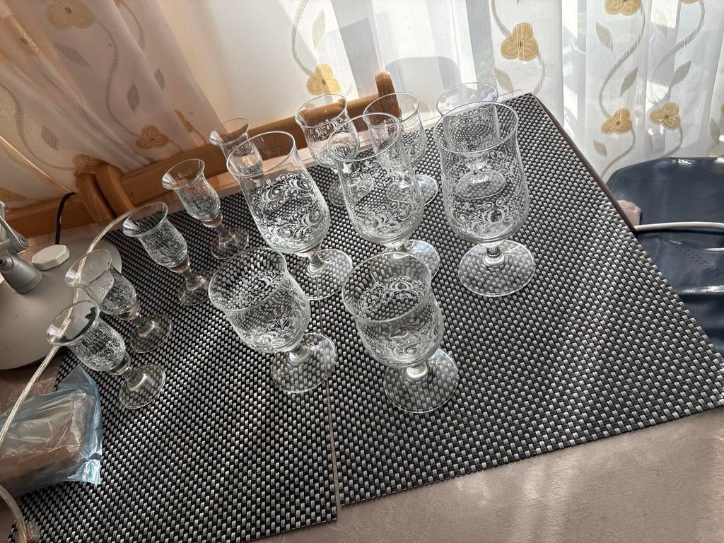 Set van 12 glazen met sierlijk patroon, Ophalen of Verzenden, Zo goed als nieuw