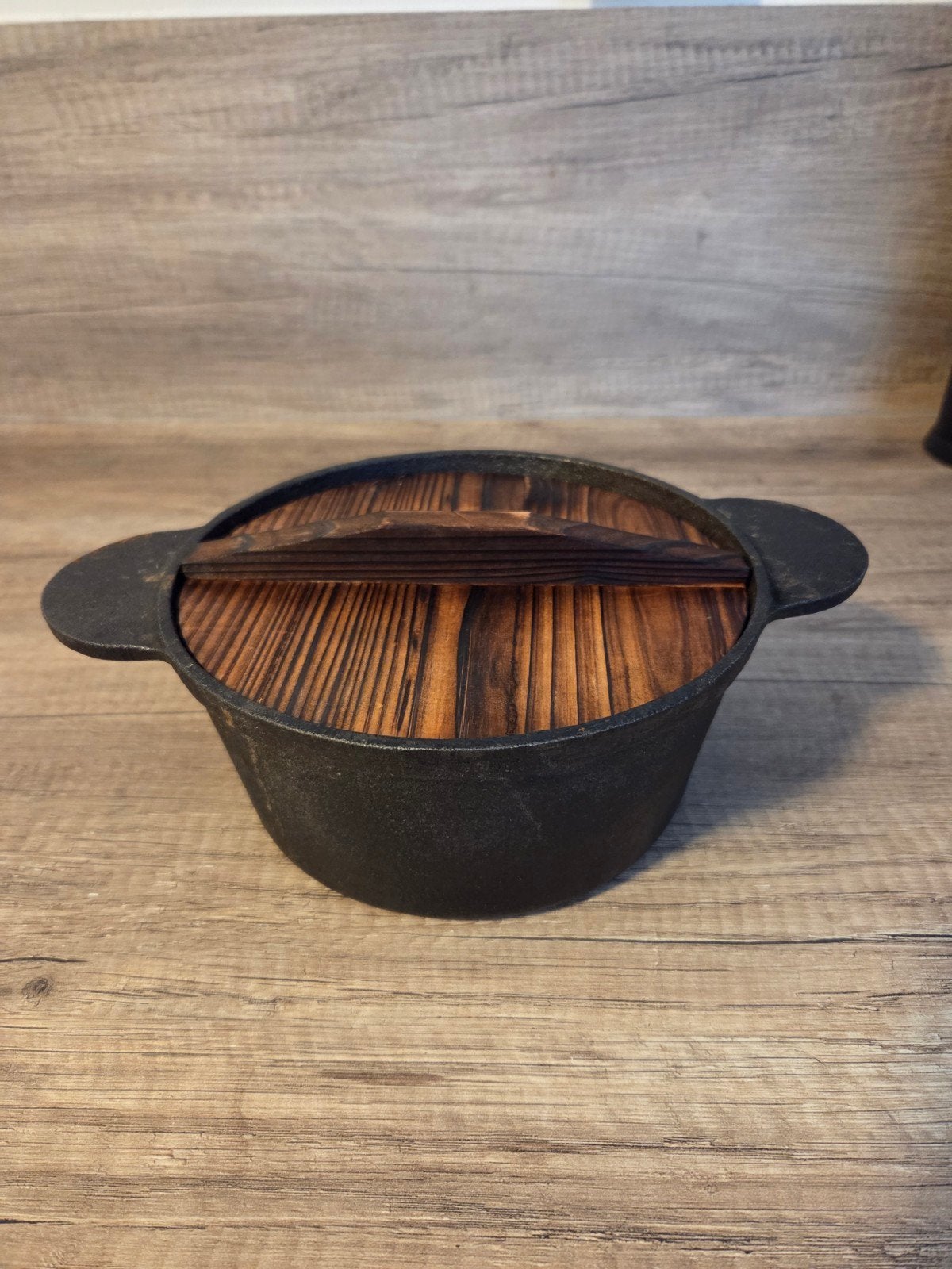 Gietijzeren pan met houten deksel - 18 cm, Ophalen, Gebruikt, Gietijzer, Kookpan of Snelkookpan