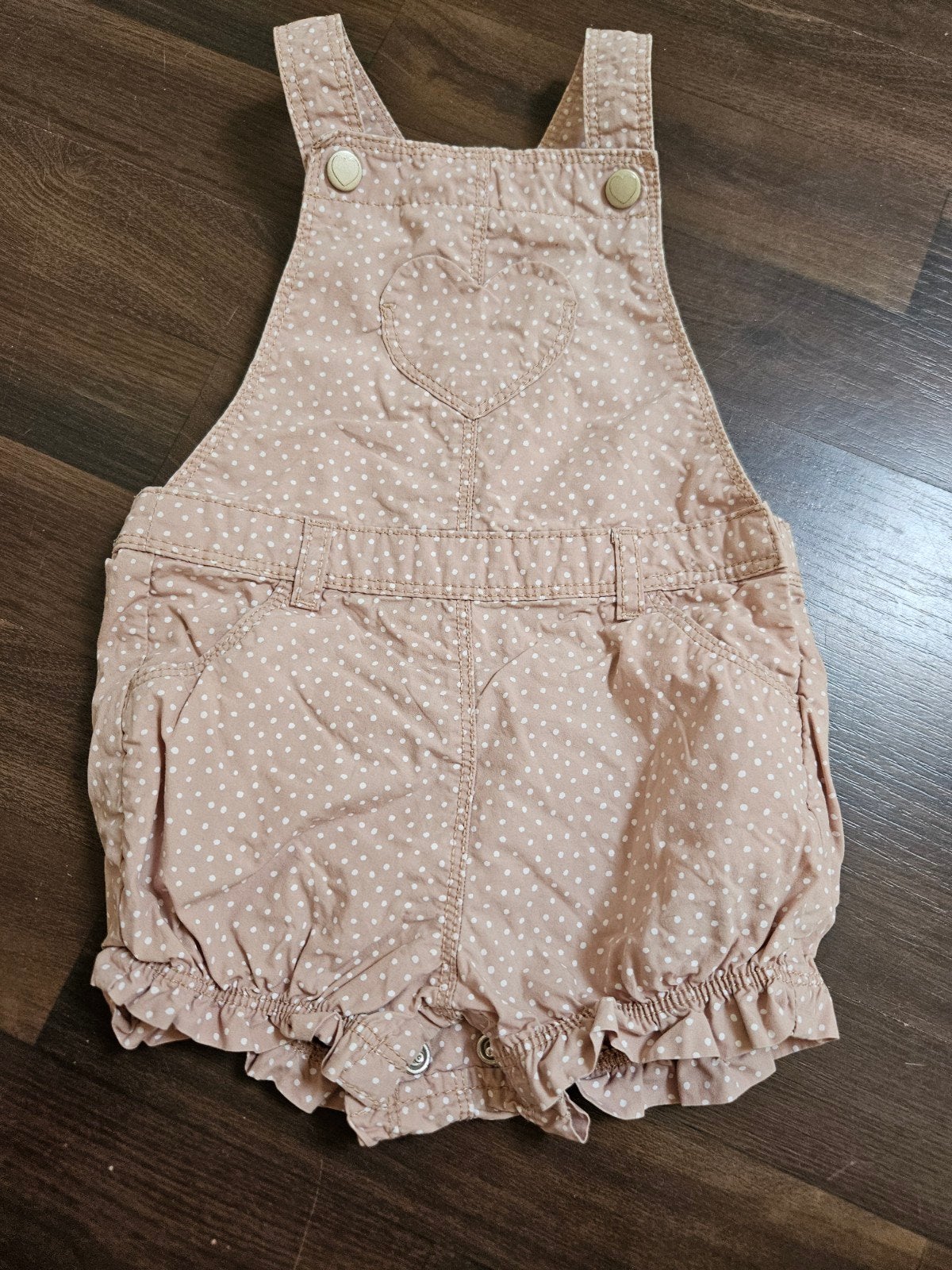 Schattig beige tuinbroekje met stipjes - C&A - Maat 80, Kinderen en Baby's, Babykleding | Maat 80, Ophalen, C&A, Broekje, Meisje