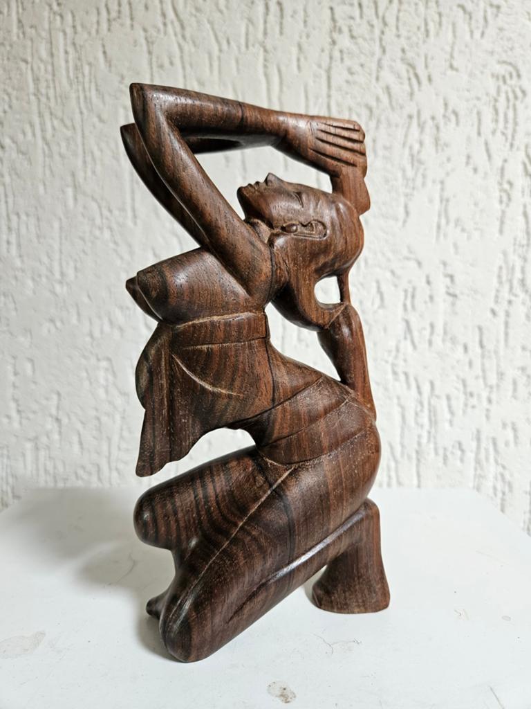 Houten sculptuur van een knielende vrouw, Ophalen of Verzenden, Handgemaakt, 20 - 50 cm, Beeld