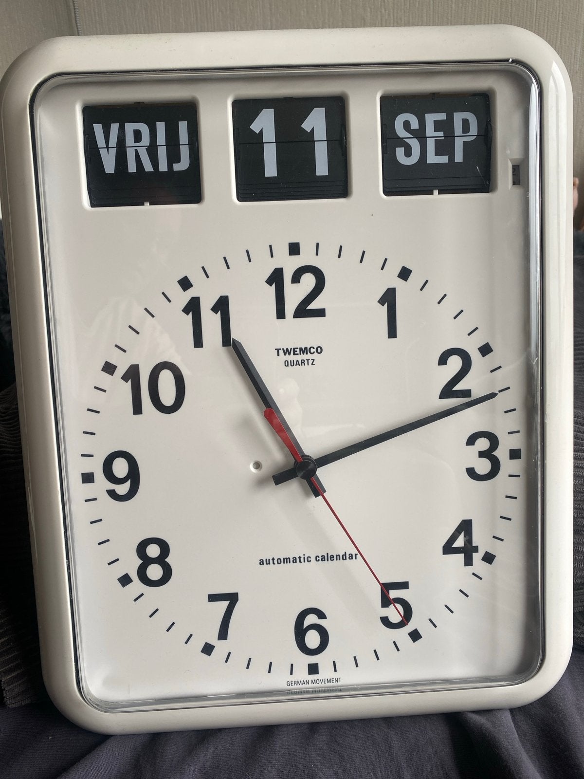 Twemco Quartz Wandklok met Automatische Kalender, Huis en Inrichting, Wit, Analoog, Ophalen of Verzenden, Modern