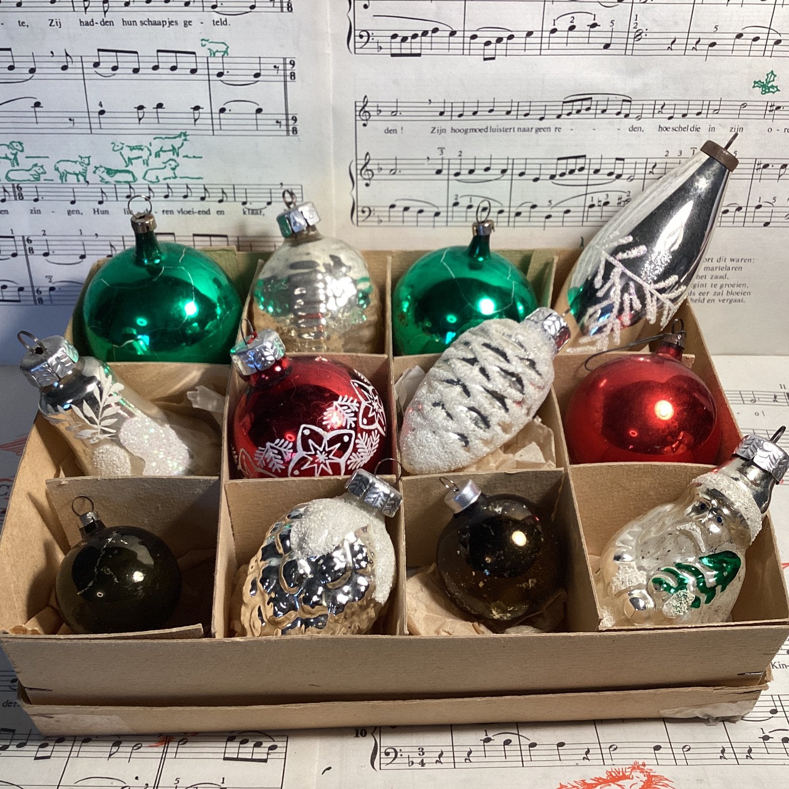 12 groen,rood en zilveren oude glazen kerstballen voor 22,50, Ophalen of Verzenden, Gebruikt