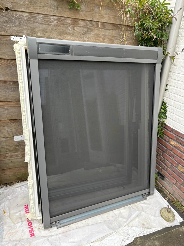 VELUX dakramen GGL SK08 en GGL CK02, met rolgordijnen+screen, Ophalen, Gebruikt, 80 tot 120 cm, 120 tot 160 cm