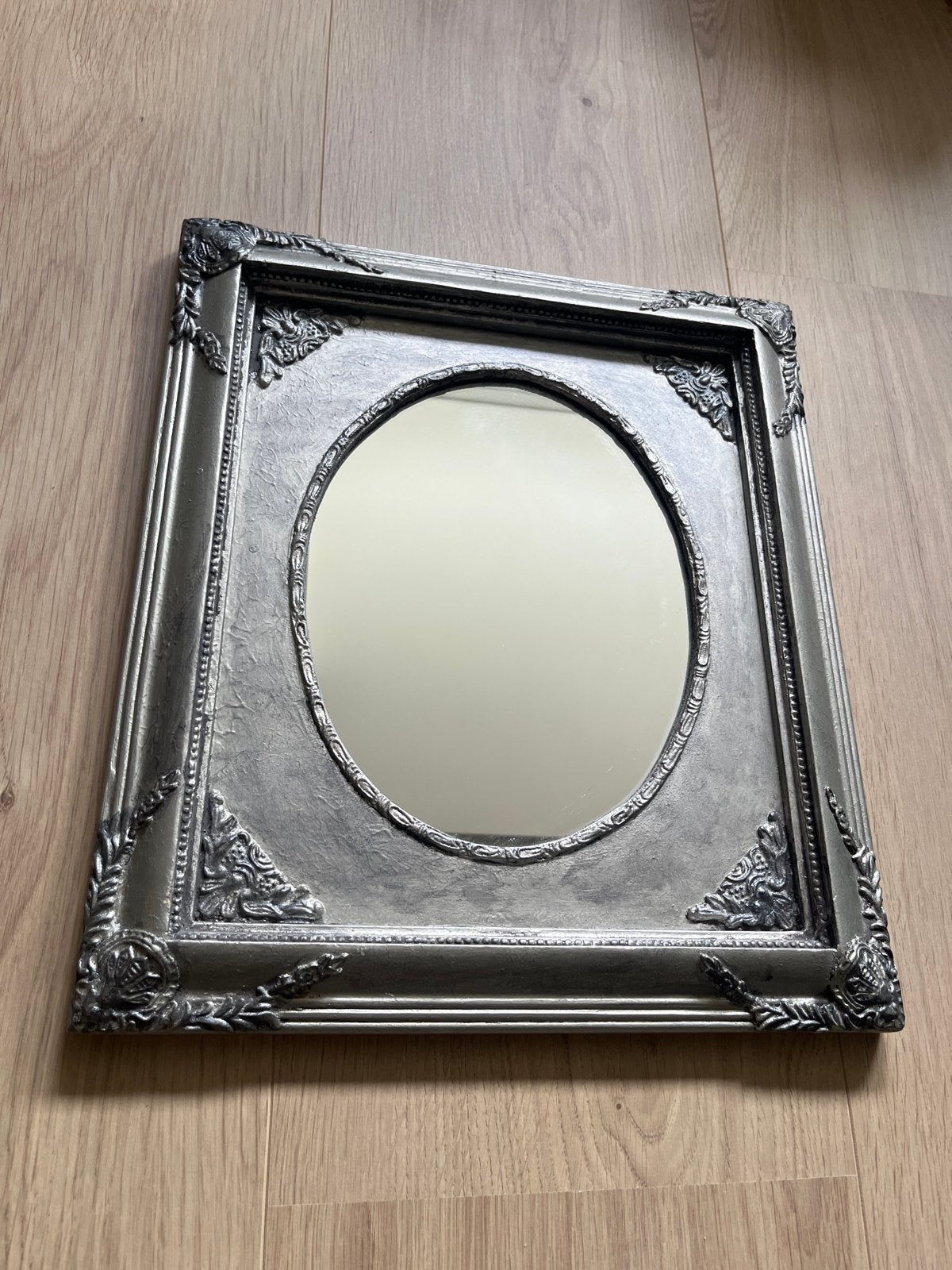 Decoratieve spiegel met barokke lijst - Zilverkleurig, Minder dan 50 cm, Gebruikt, Ophalen of Verzenden, Minder dan 100 cm
