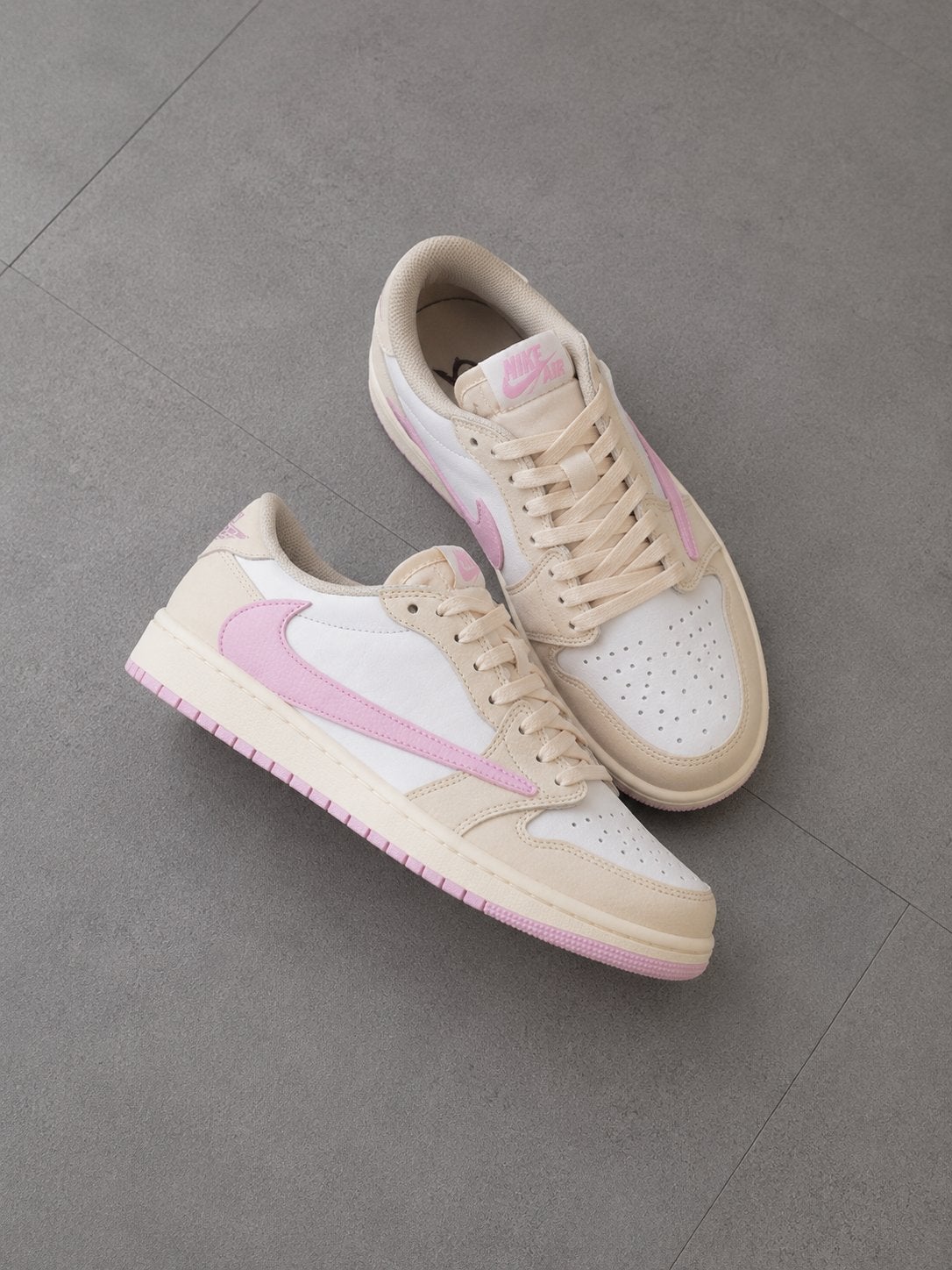 Travis Scott x Air Jordan 1 Low OG SP “Shy Pink”, Kleding | Heren, Ophalen of Verzenden, Nieuw, Overige kleuren, Sneakers of Gympen