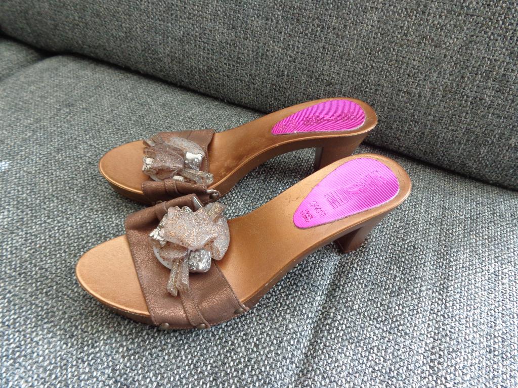 schitterende damesslippers van SAVE THE QUEEN ( maat 40 ), Kleding | Dames, Schoenen, Slippers, Overige kleuren, Ophalen of Verzenden