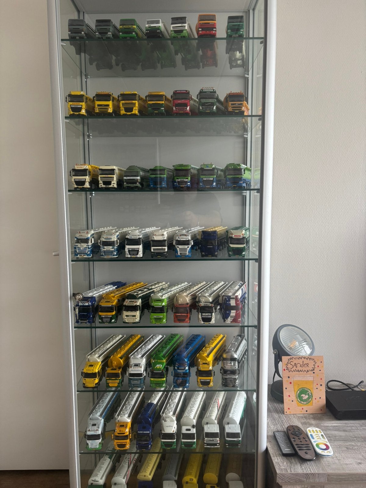 TE KOOP AANGEBODEN: KWALITEITS VITRINEKAST SILETSY, Ophalen, Met deur(en), 50 tot 100 cm, Zo goed als nieuw