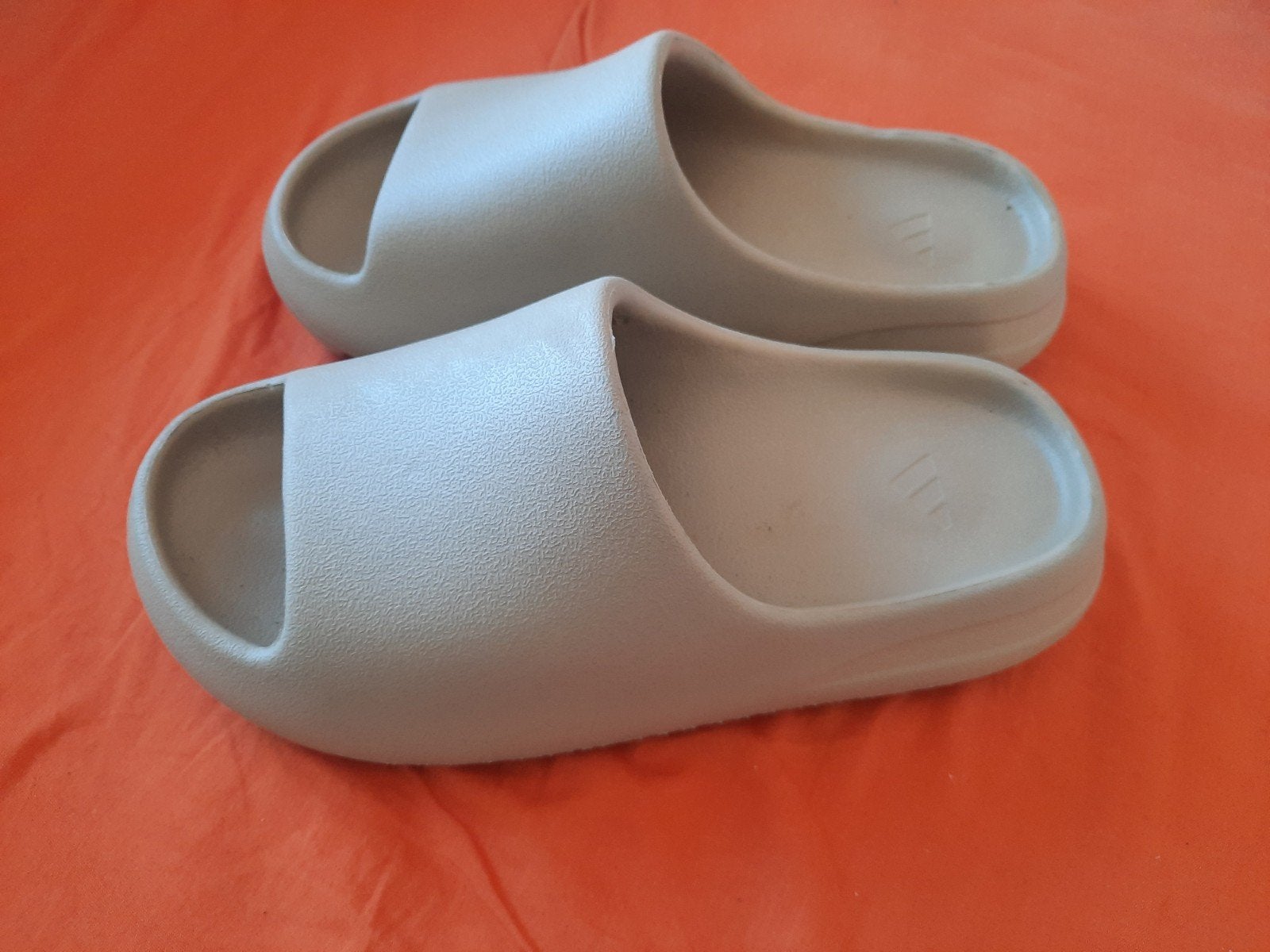 Adidas Yeezy slippers maat 37 nieuw, Ophalen of Verzenden, Nieuw, Trouwjurk