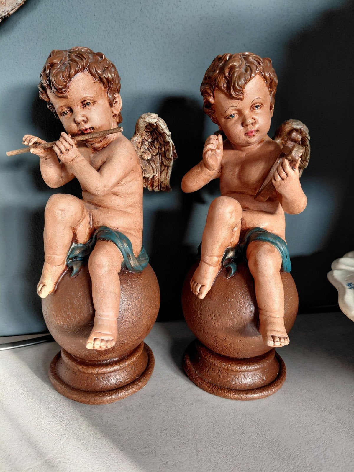 2 leuke brocante engelen zittend op n bol., Ophalen, Brocante, Meerkleurig, Kunststof