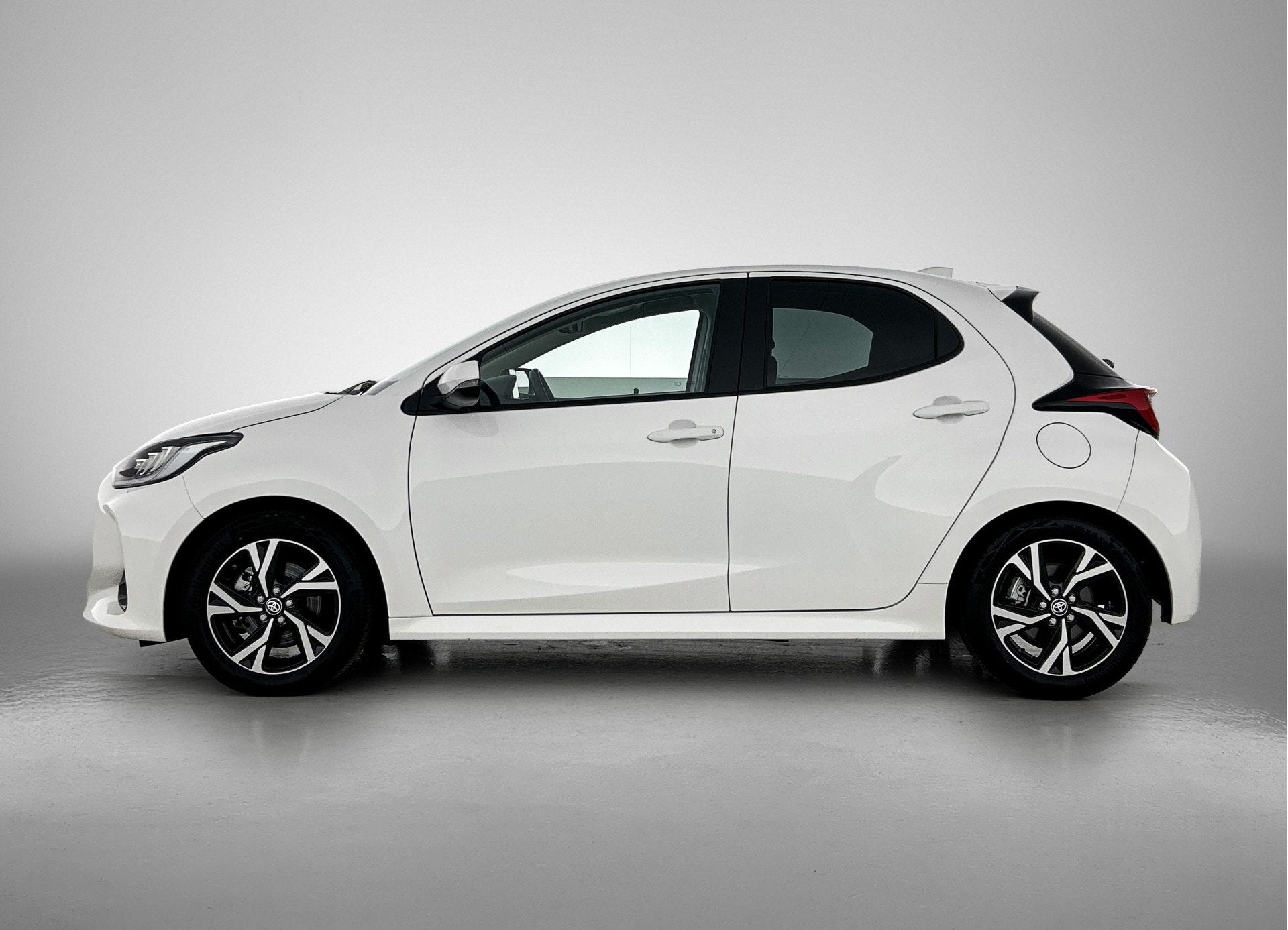 Toyota Yaris 1.5 Hybrid 115 First Edition | Dealer Onderhoud, 12 maanden, Gebruikt, Automatische klimaatregeling, Wit
