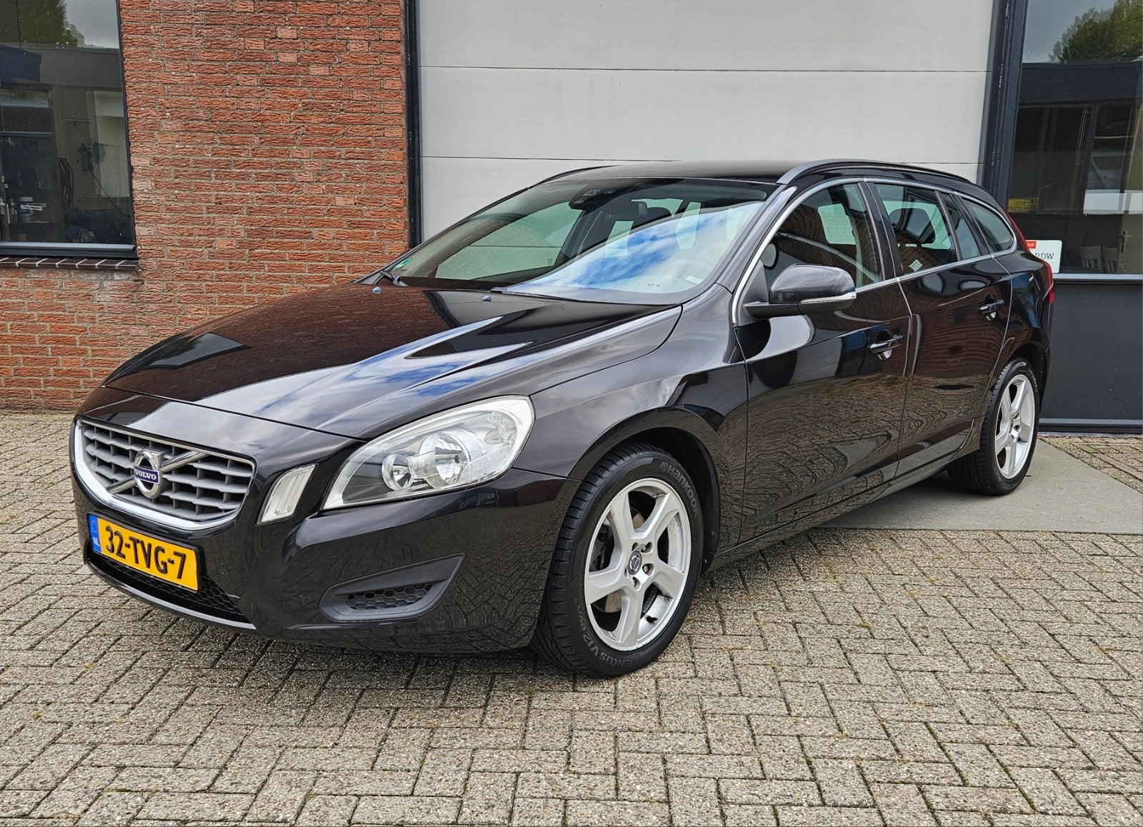 Volvo V60 D3 5 cyl 2011 DEALER O.H. TOP CONDITIE!!, Voorwielaandrijving, Euro 5, Zwart, 1984 cc
