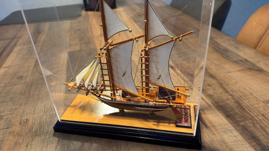 Pinisi Nusantara Indonesia boot in Vitrine, Hobby en Vrije tijd, Modelbouw | Boten en Schepen, Ophalen, Zo goed als nieuw