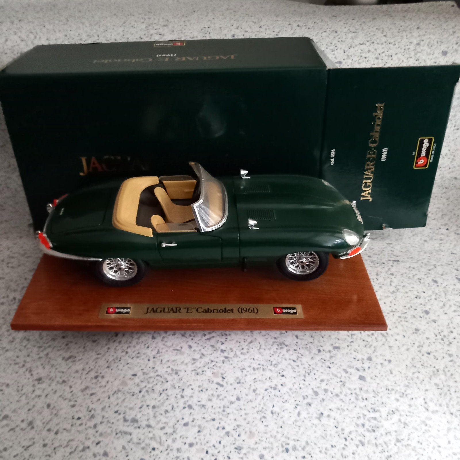 Jaguar E-type Roadster Bburago groen op plank, Ophalen of Verzenden, Nieuw, Bburago