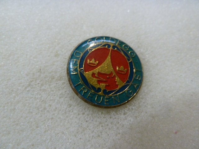 Vintage broche  "Dem Treuen Gast" met wapen, Ophalen of Verzenden, Gebruikt, Overige onderwerpen, Speldje of Pin