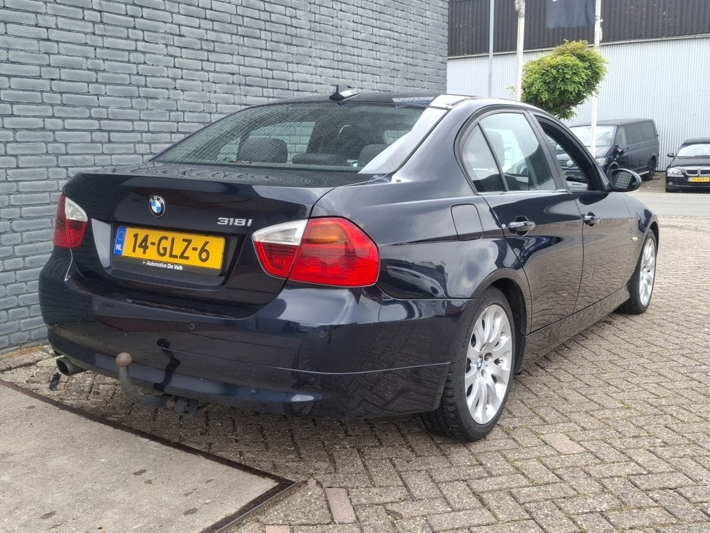 BMW 3 Serie 318i Business Line Navi/Airco/Cruise ✅, Blauw, Parkeersensor, Origineel Nederlands, Handgeschakeld