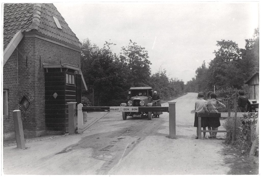 Foto - Elspeet Nunspeet Tol Tolweg Tolhuis Auto Klederdracht, Gebruikt, Foto, Ophalen of Verzenden, Voor 1940