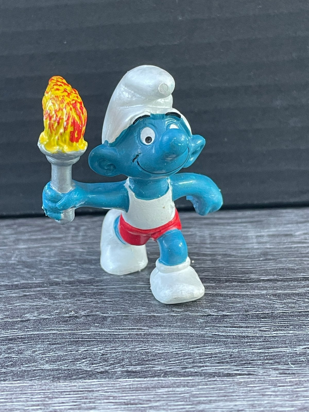 Vintage Smurf Olympische Fakkeldrager Figuur - Schleich 1979, Ophalen of Verzenden, Gebruikt, Overige Smurfen, Poppetje, Figuurtje of Knuffel