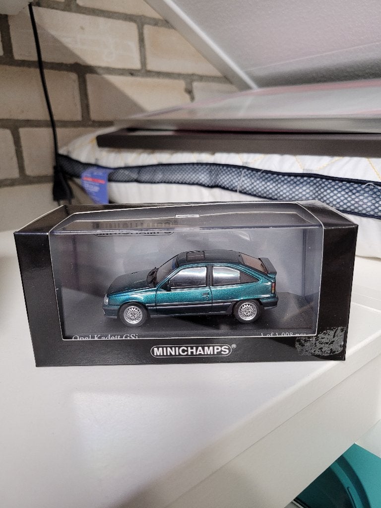 opel kadett e gsi blue mett. minichamps 1:43, Hobby en Vrije tijd, Modelauto's | 1:43, Ophalen of Verzenden, Zo goed als nieuw