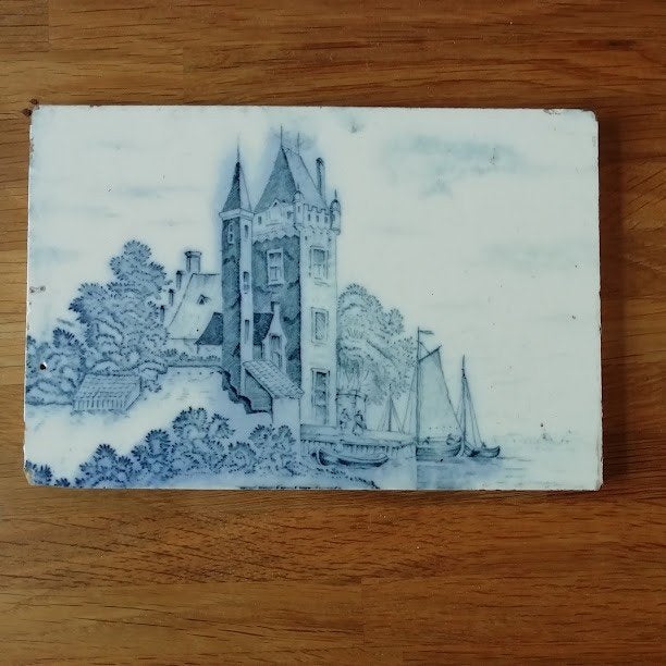 Tegel met Kasteel en Boten, afmeting 18x12cm, Antiek en Kunst, Antiek | Wandborden en Tegels, Ophalen of Verzenden