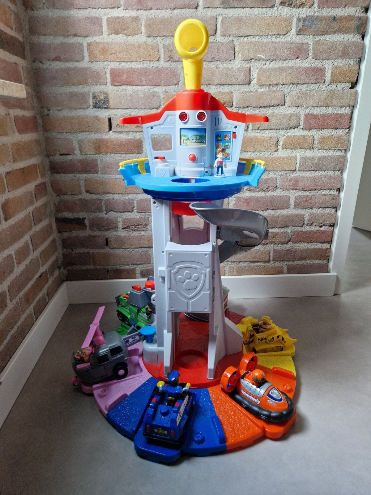Paw Patrol Uitkijktoren met Voertuigen en Figuren, Ophalen