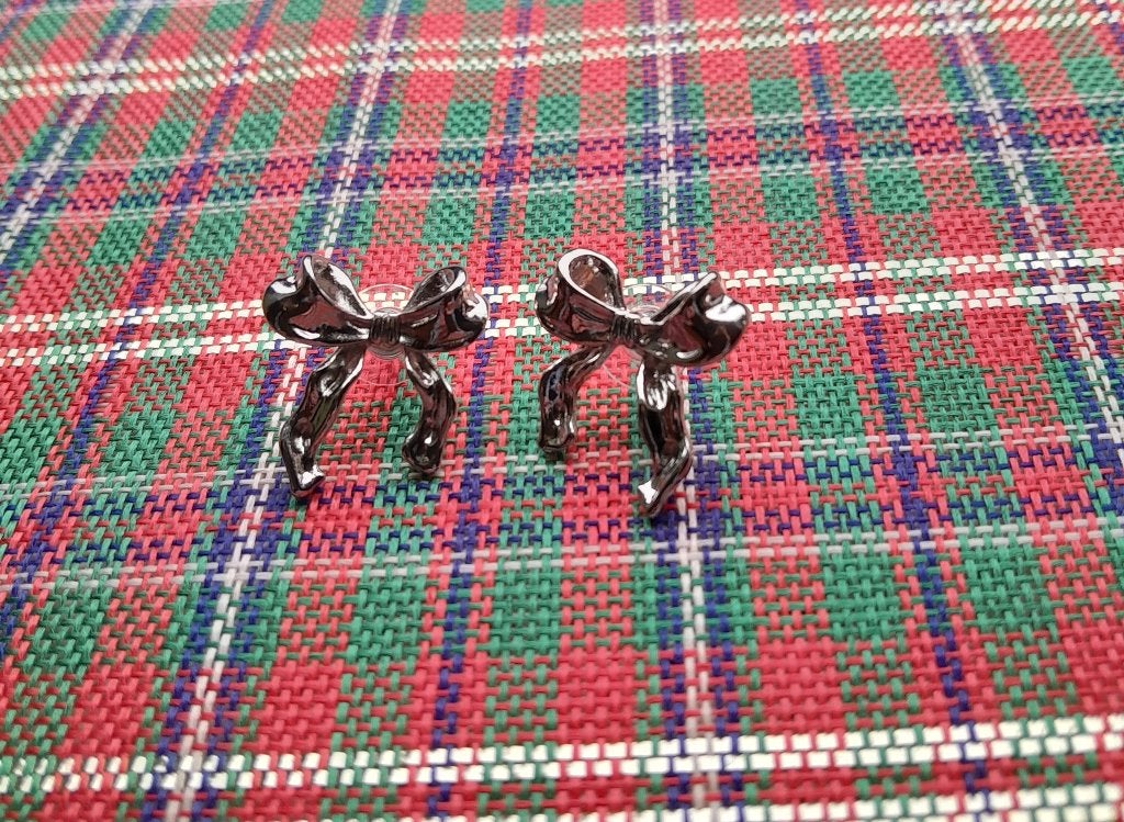 ~ Zilveren Strikjes Oorbellen Strik Oorknopjes, Sieraden, Tassen en Uiterlijk, Oorbellen, Overige materialen, Nieuw, Ophalen of Verzenden