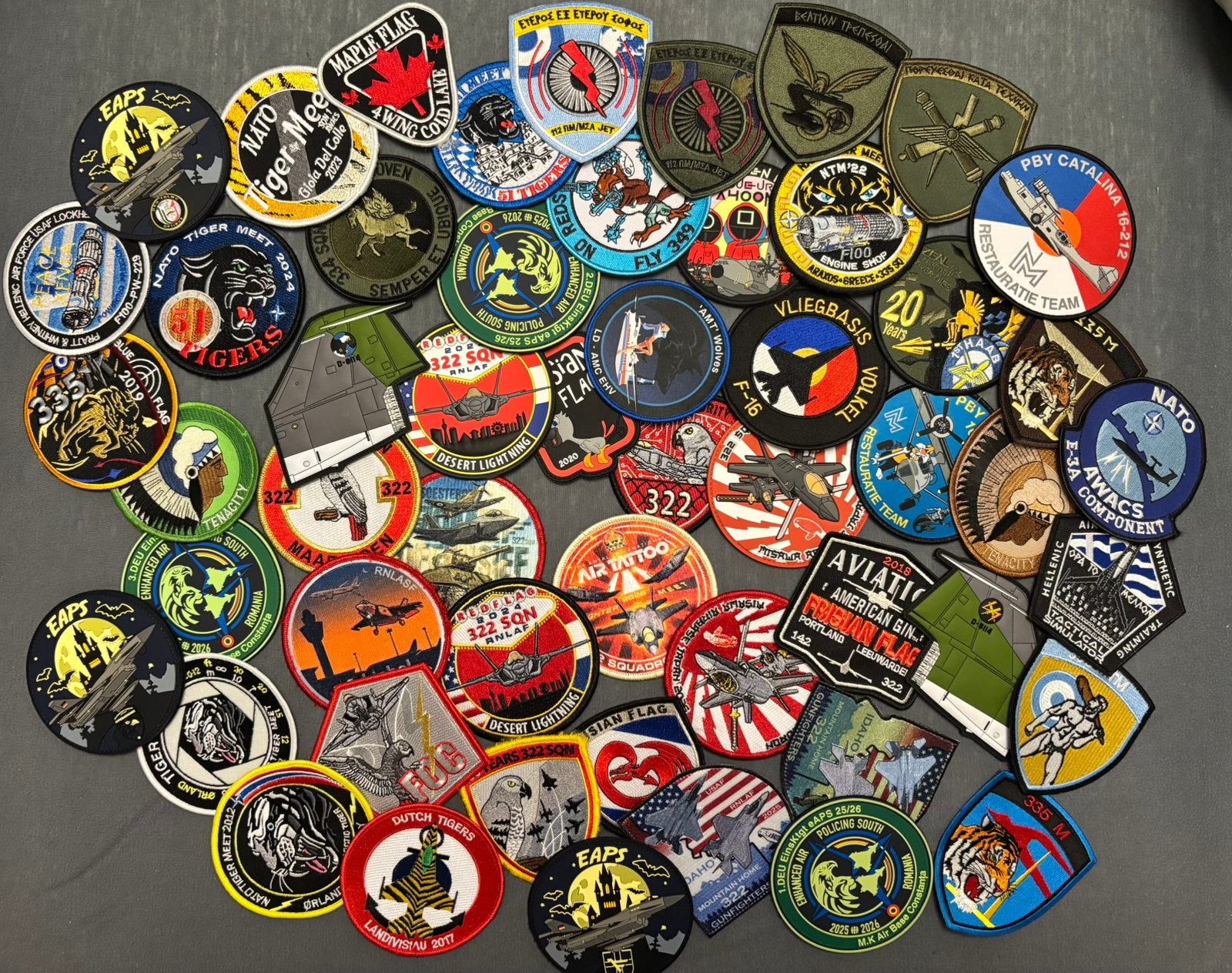 Groot kavel diversen luchtmacht emblemen (50+), Verzamelen, Verzenden, Luchtmacht, Nederland, Embleem of Badge