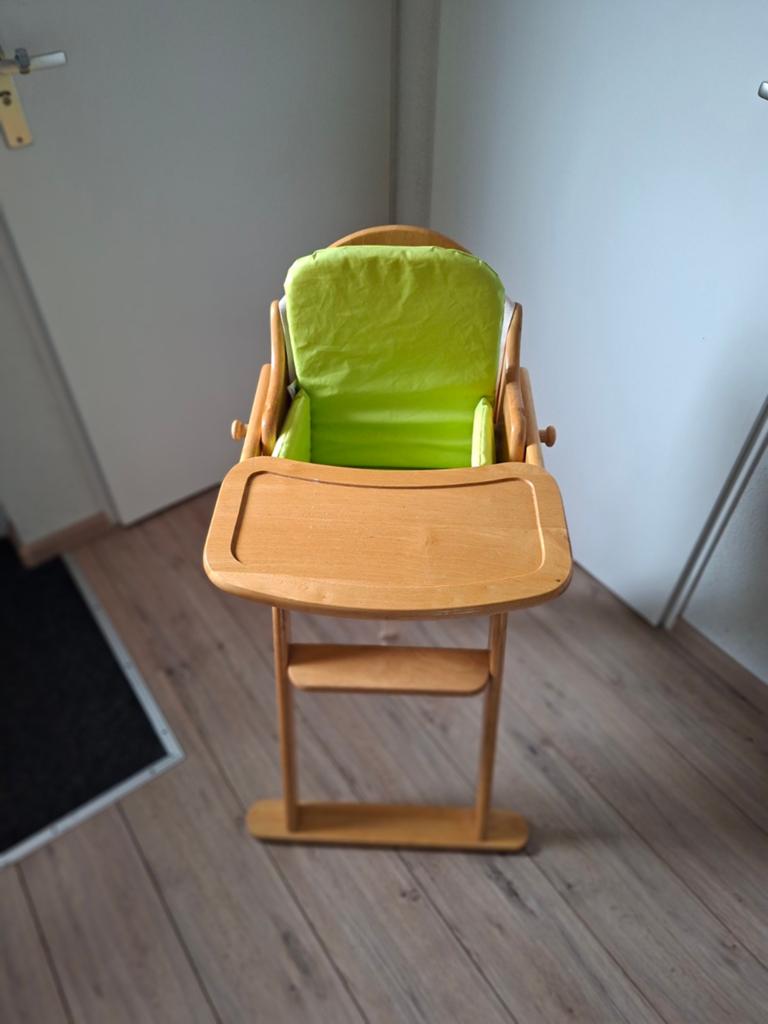 Houten kinderstoel met eetblad en kussen, Kinderen en Baby's, Kinderstoelen, Ophalen, Gebruikt, Overige typen, Afneembaar eetblad