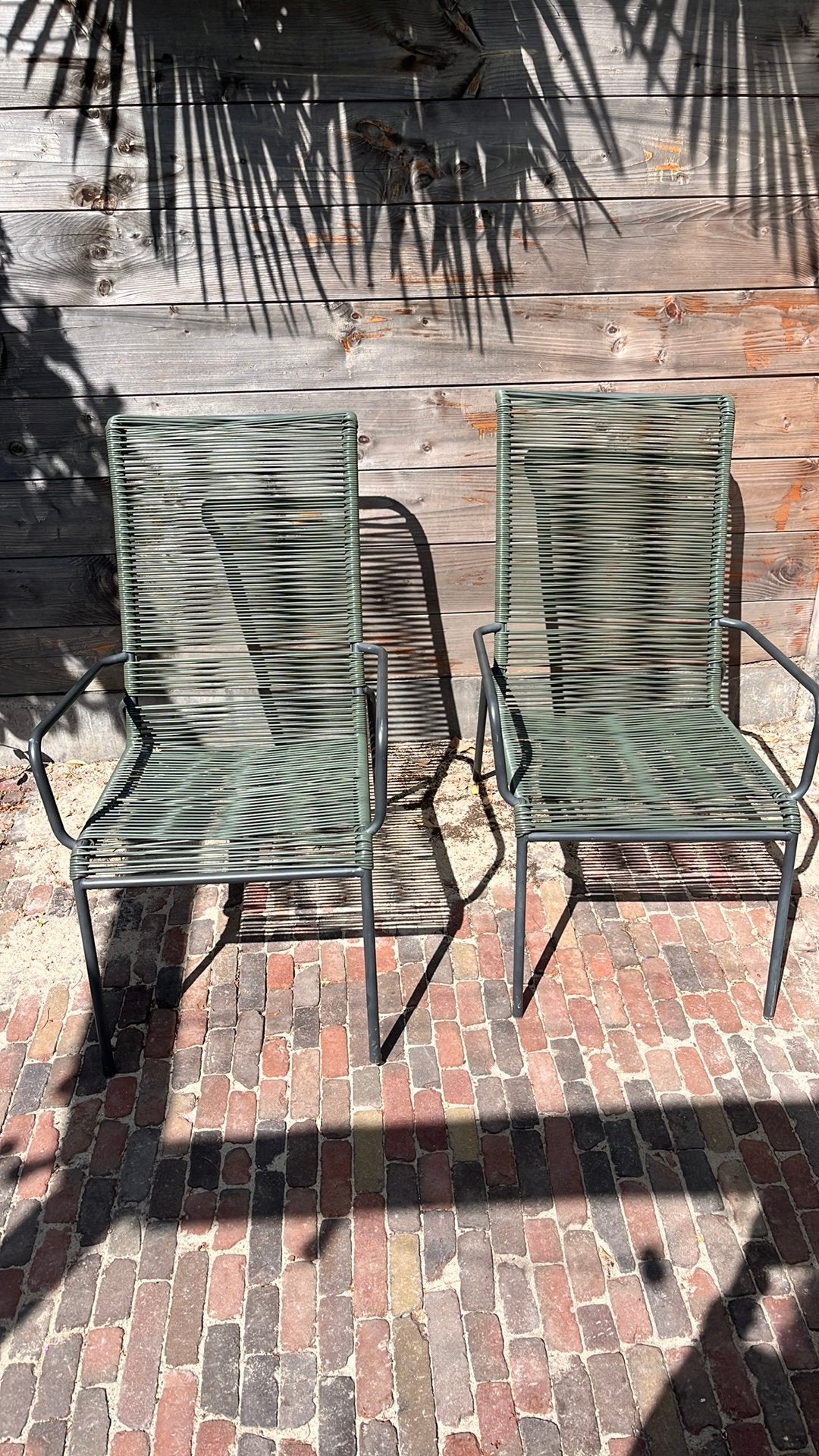 3 draadstoelen met bijzettafeltje, Ophalen, Zo goed als nieuw, Kunststof, Stapelbaar