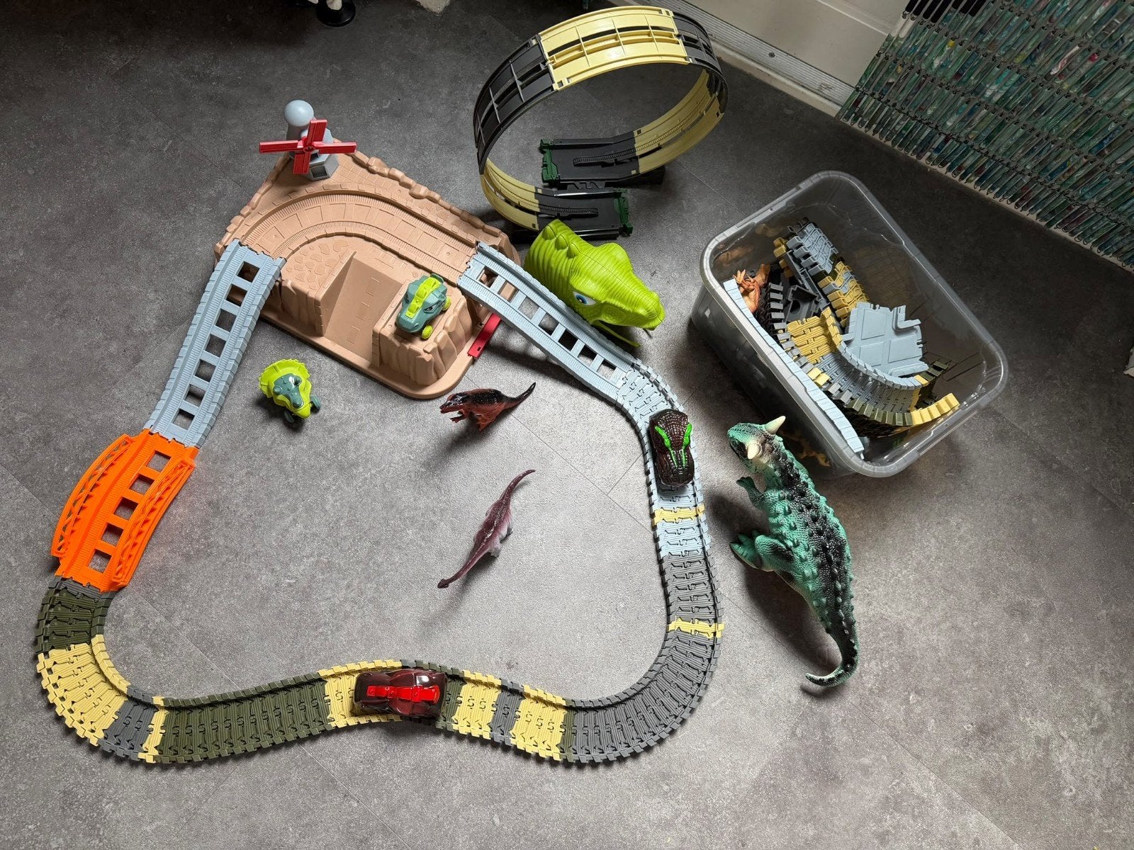 Automatische Rijdende Dino Track Set met Dinosaurusfiguren, Ophalen, Gebruikt