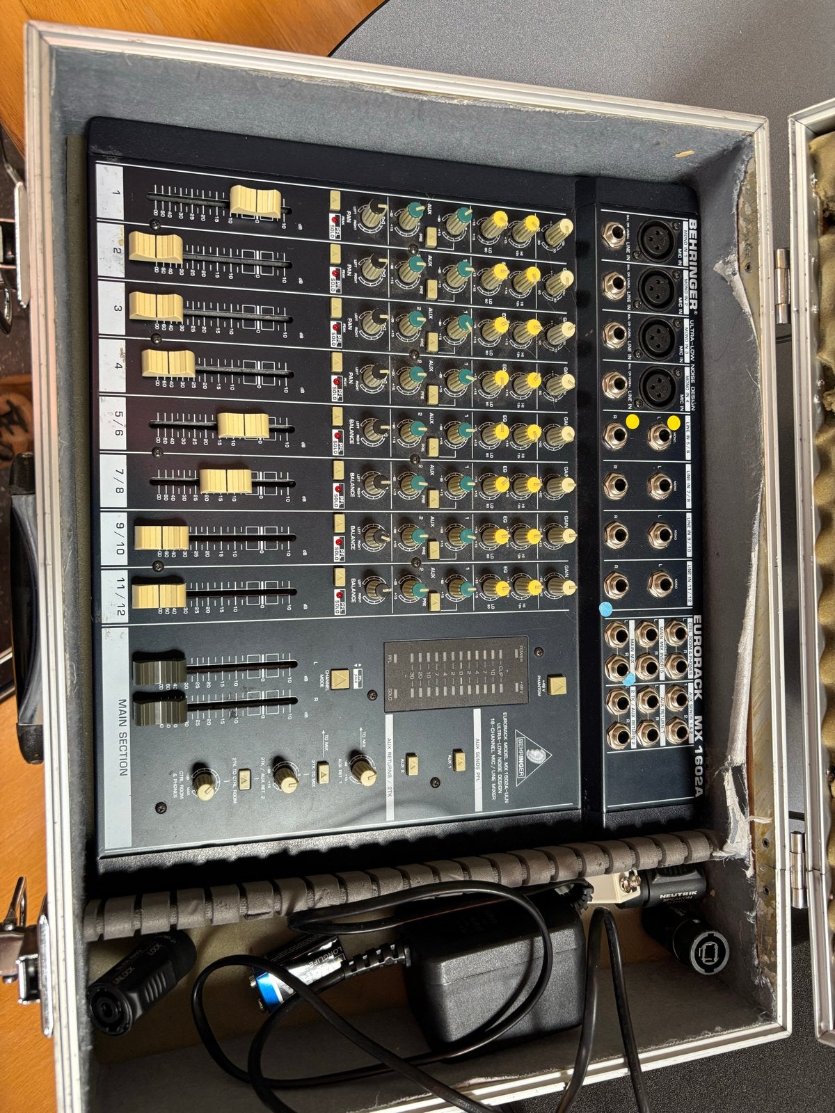 Behringer Eurorack MX1602A Mengpaneel met Flightcase, Ophalen of Verzenden, Gebruikt, 10 tot 20 kanalen, Microfooningang